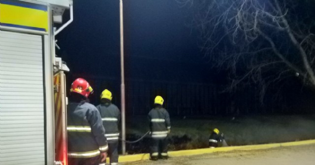 Intervención de los bomberos por fuego intencional de malezas detrás de la terminal